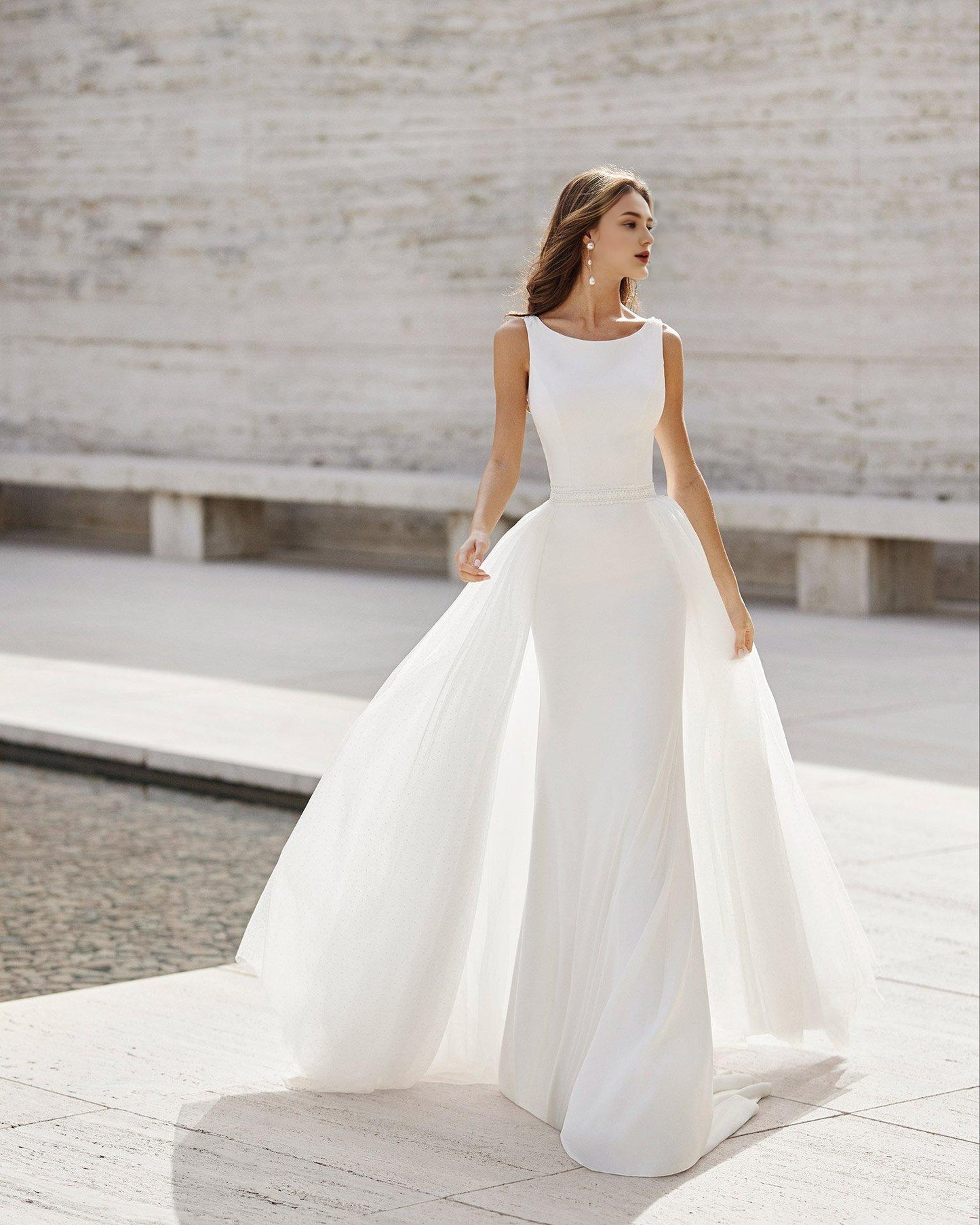 Beach Open Back Wedding Dresses Court Train Mermaid / Trumpet Sleeveless V Neck Satin Bridal Suits With Appliques