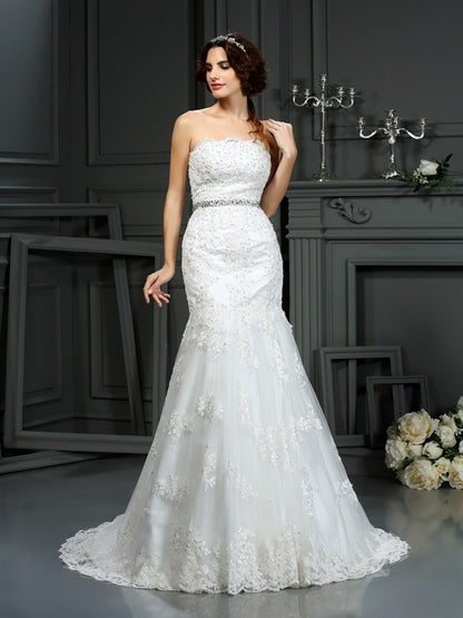 Trumpet/Mermaid Strapless Beading Sleeveless Long Lace Wedding Dresses