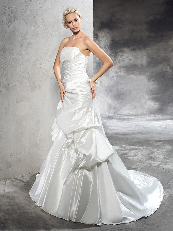 Sheath/Column Strapless Pleats Sleeveless Long Satin Wedding Dresses