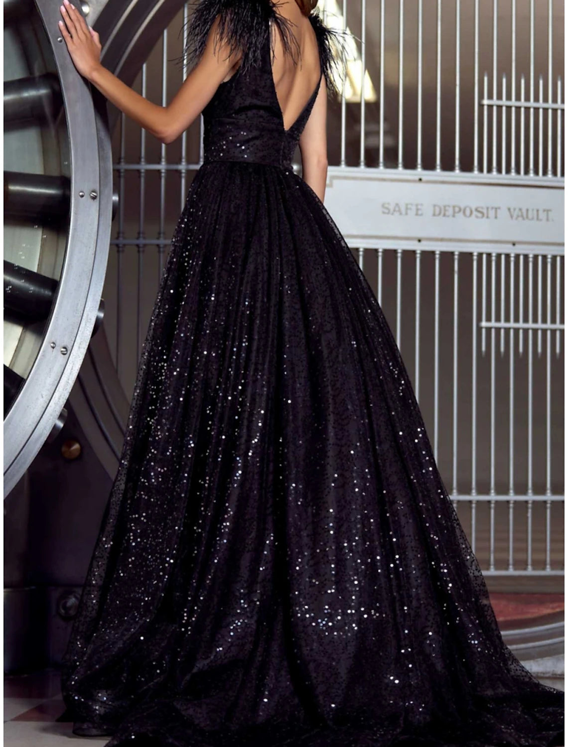 Gown Elegant Formal Train Short Sleeve V Neck Sequined with Feather Sequin Evening Dress