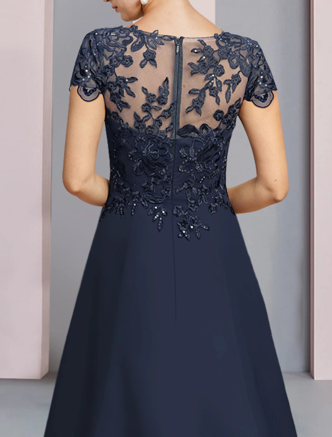 A-Line Mother of the Bride Dress Formal Wedding Guest Party Elegant Scoop Neck Sweep / Brush Train Satin Lace Short Sleeve with Sequin Appliques