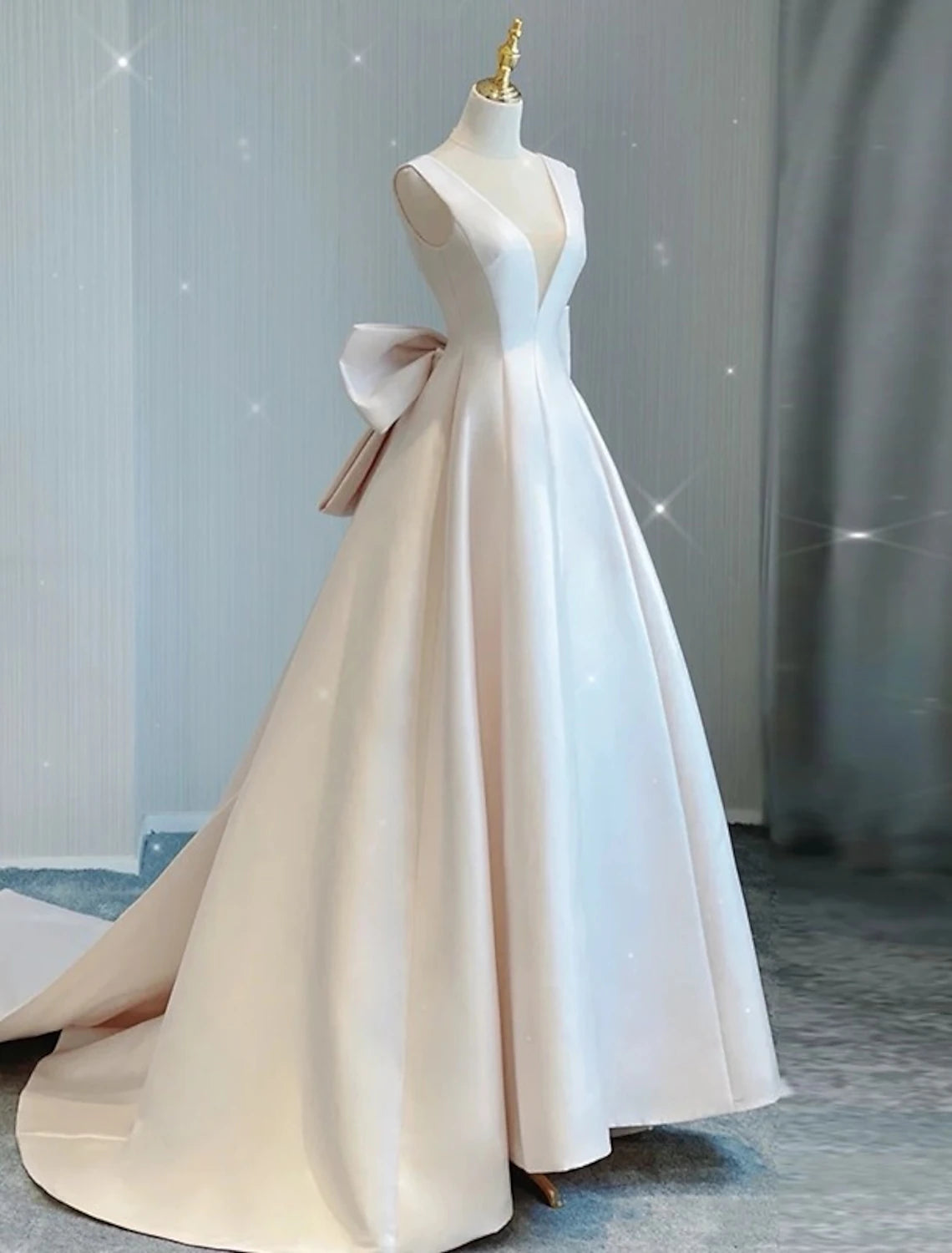 Reception Casual Wedding Dresses A-Line V Neck Sleeveless Court Train ...