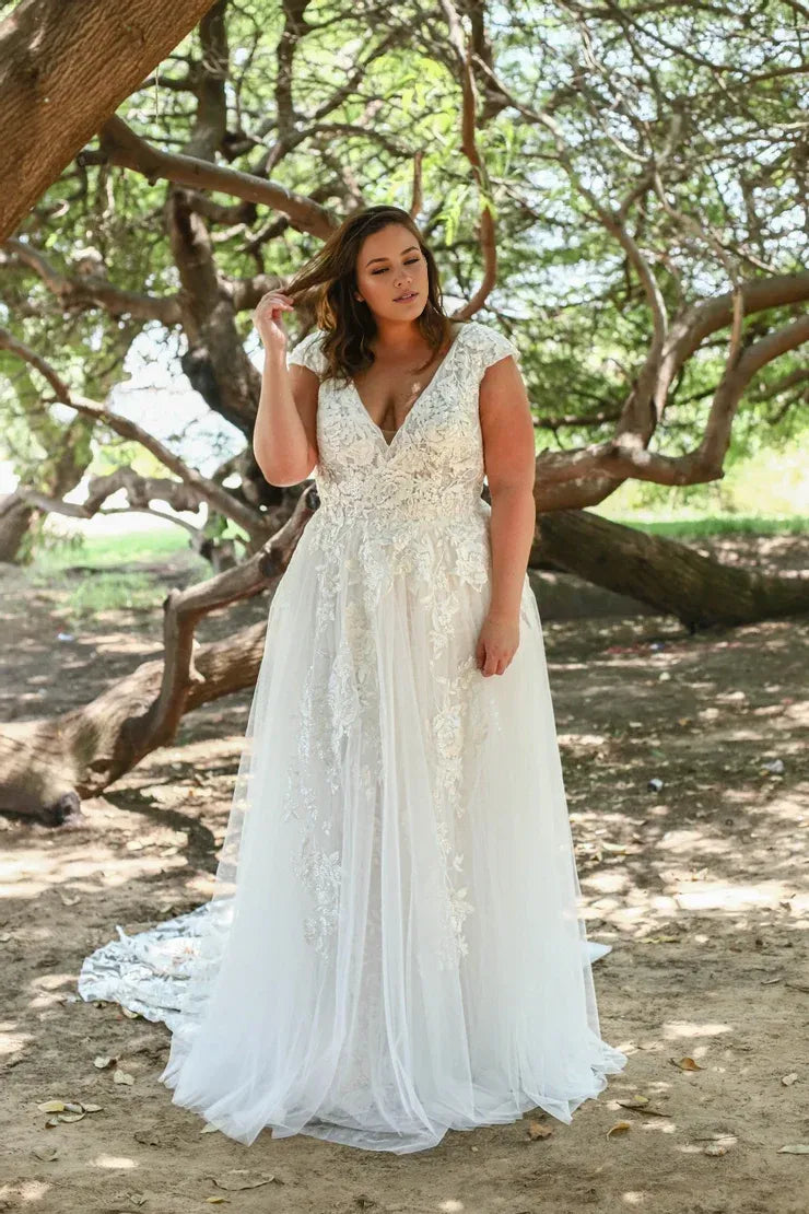 A-Line/Princess Tulle Applique Sweep/Brush Train V-neck Short Sleeves Plus Size Wedding Dresses