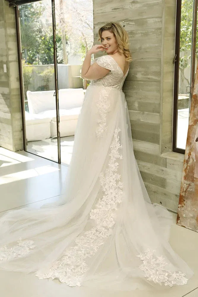 A-Line/Princess Tulle Applique Sweep/Brush Train V-neck Short Sleeves Plus Size Wedding Dresses