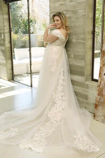 A-Line/Princess Tulle Applique Sweep/Brush Train V-neck Short Sleeves Plus Size Wedding Dresses