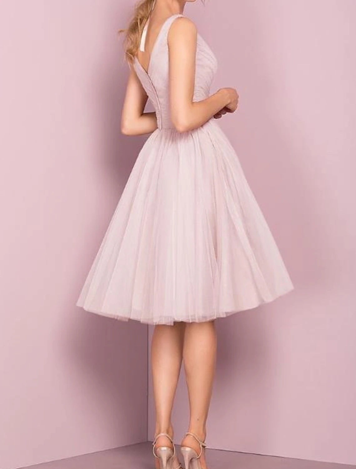 A-Line Bridesmaid Dress V Neck Sleeveless Elegant Knee Length Tulle with Pleats