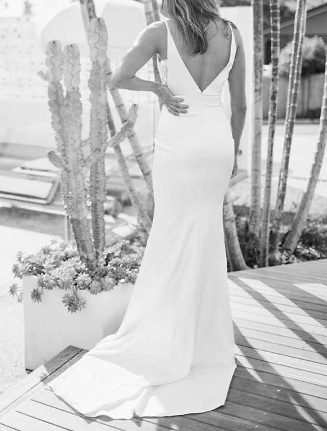 Beach Boho Wedding Dresses Sheath / Column V Neck Sleeveless Court Train Lace Bridal Gowns With Appliques Solid Color