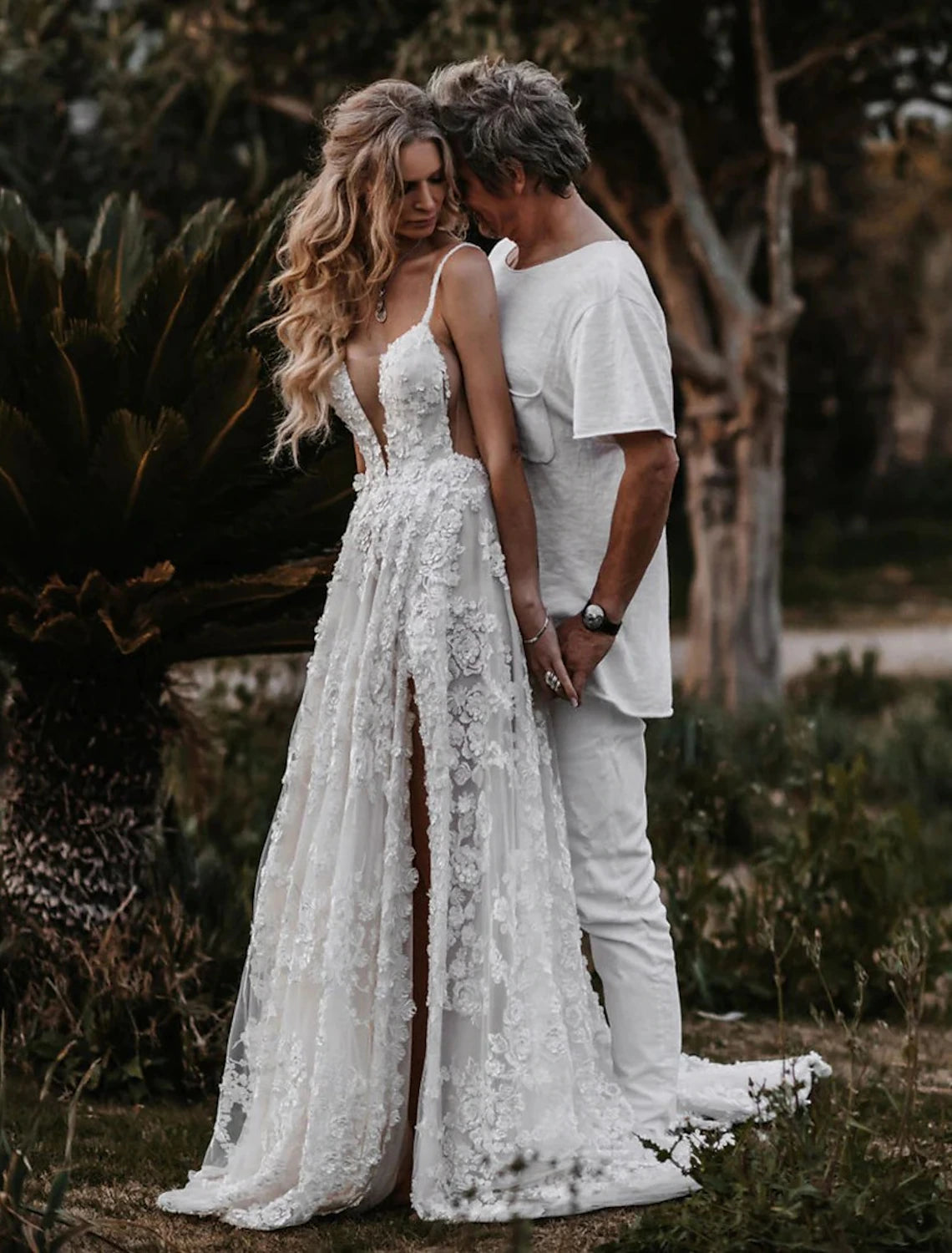 Beach Sexy Boho Wedding Dresses A-Line Sweetheart Camisole Spaghetti Strap Court Train Lace Outdoor Bridal Gowns With Appliques Split Front