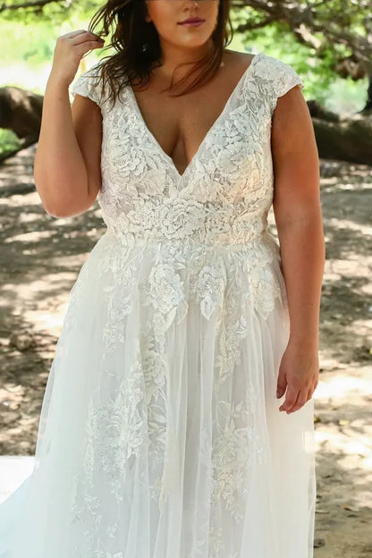 A-Line/Princess Tulle Applique Sweep/Brush Train V-neck Short Sleeves Plus Size Wedding Dresses