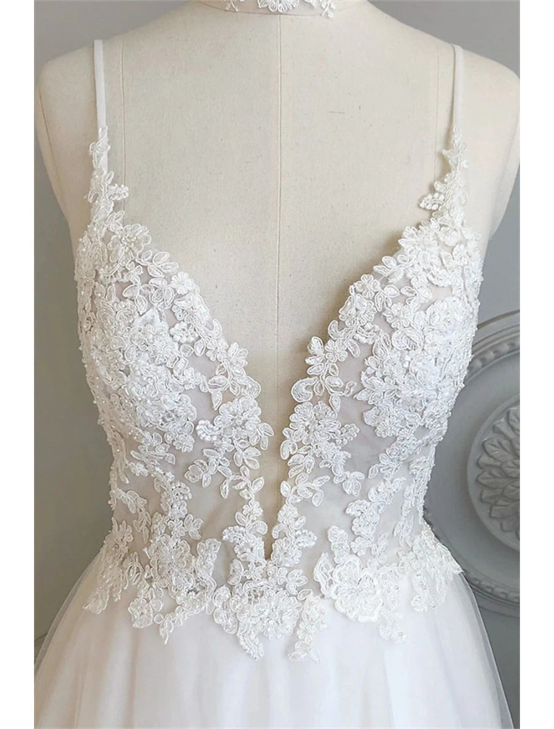 Beach Wedding Dresses A-Line Sweetheart Camisole Spaghetti Strap Court Train Lace Bridal Gowns With Buttons Appliques