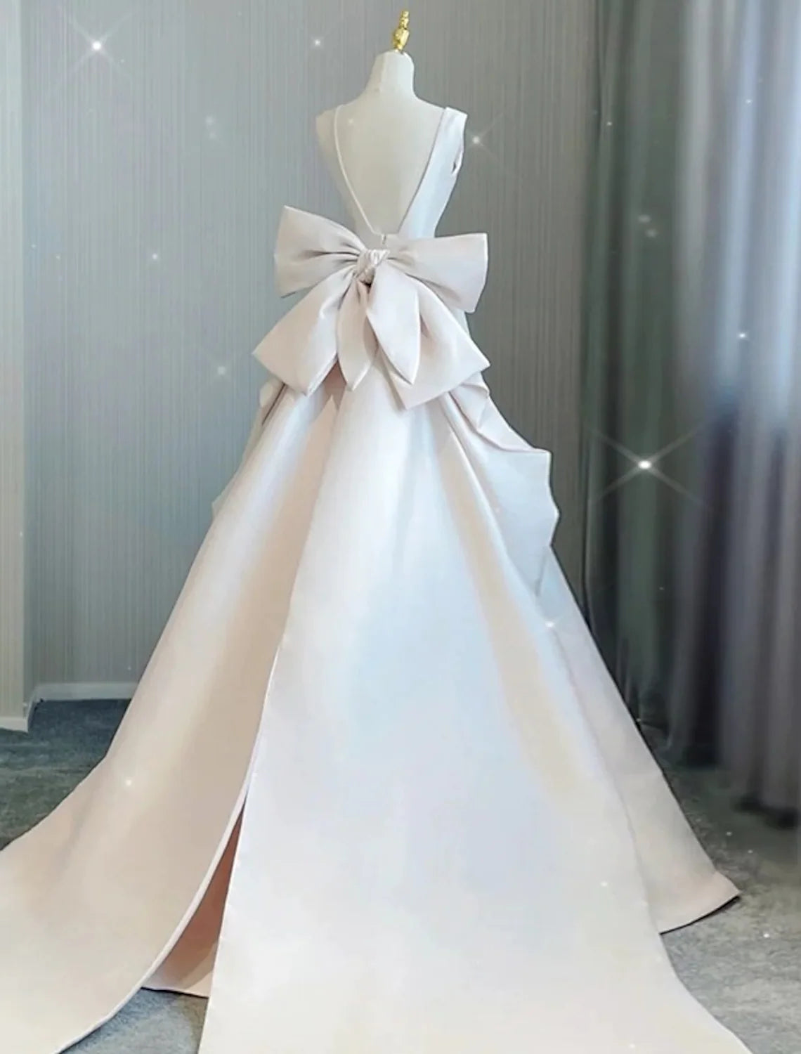 Hall Casual Wedding Dresses Court Train Sheath / Column Sleeveless V Neck Satin With Bow(s) Pleats