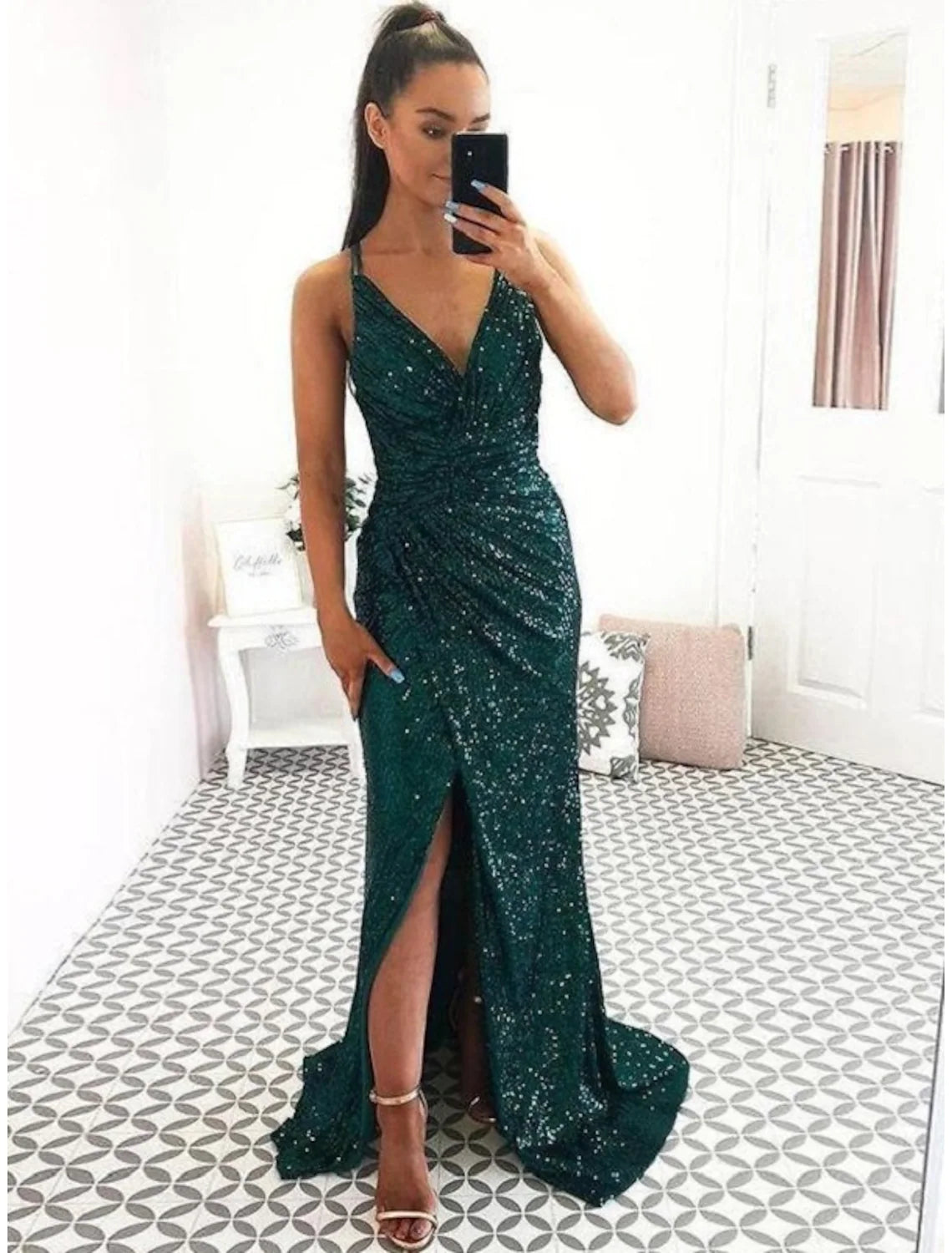 Mermaid / Trumpet Sheath / Column Prom Dresses Sexy Dress Party Wear Sweep / Brush Train Sleeveless V Neck Sequined Backless with Sequin Slit