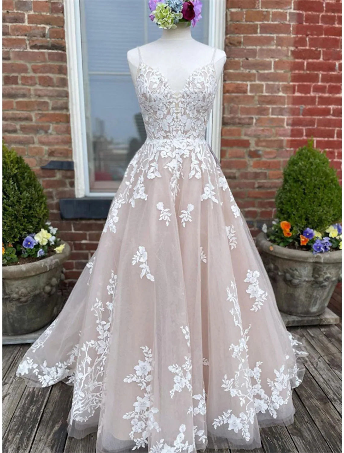 Engagement Wedding Dresses in Color Formal Wedding Dresses Chapel Train A-Line Sleeveless Spaghetti Strap Lace With Buttons Appliques